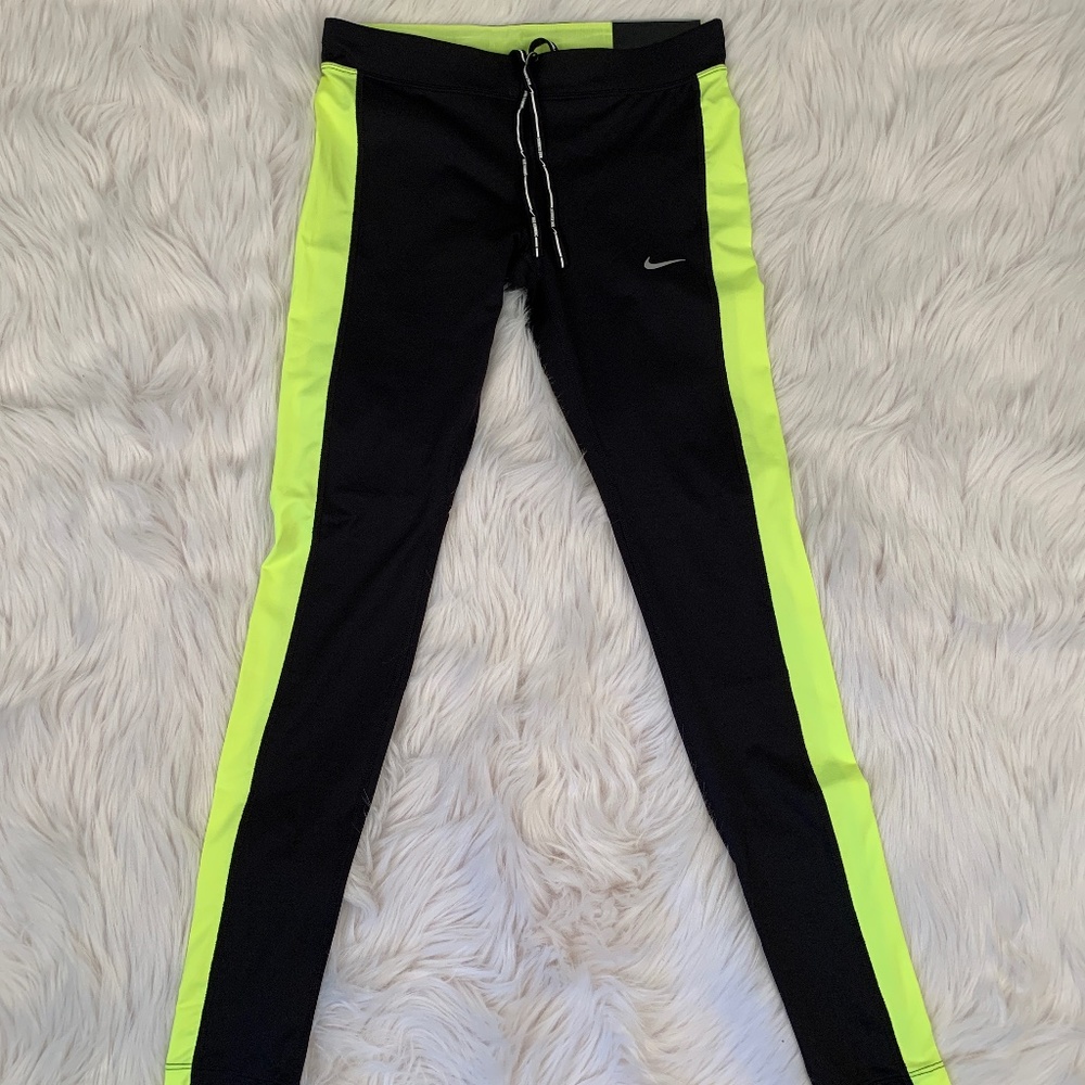 Nike Essential Tight Fit Leggings M